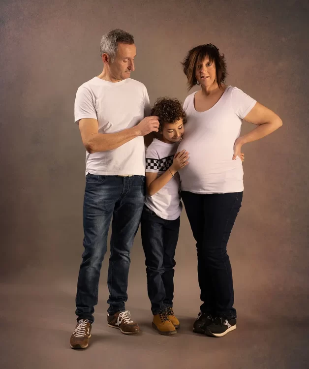 Fotografía de embarazo · sesión premamá natural en estudio o exterior
