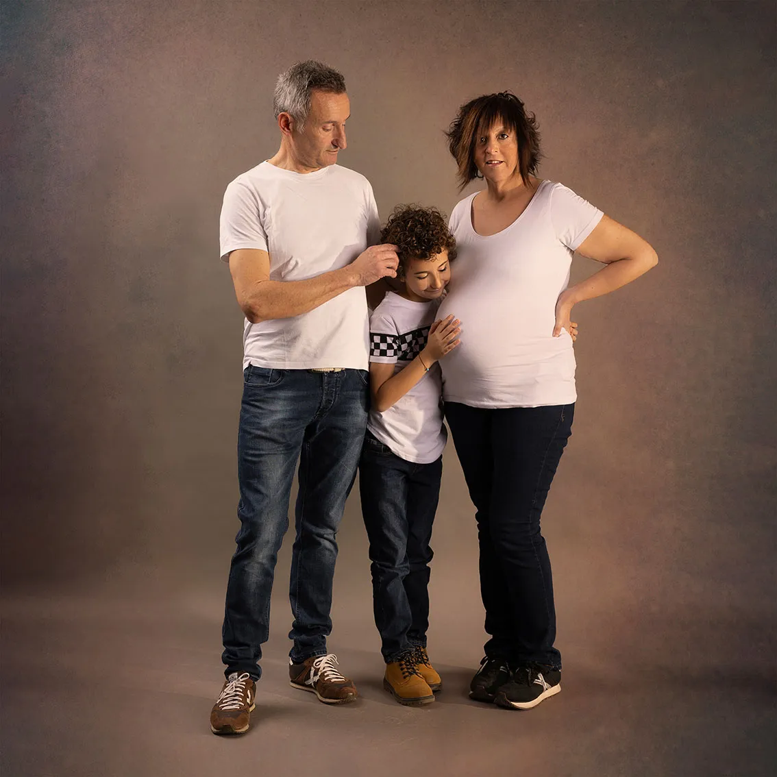 Fotografía de embarazo · sesión premamá natural en estudio o exterior