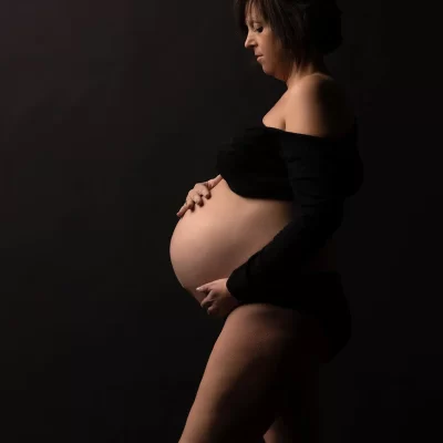 fotógrafa de embarazo cerca de Barcelona · Montse Soler Sesión de fotos embarazada en estudio