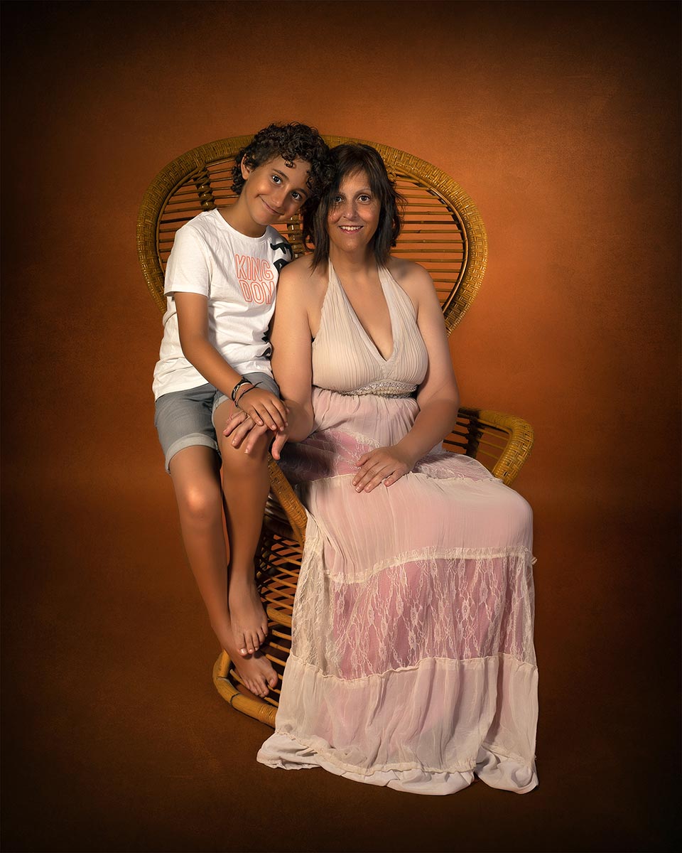 Fotografía familiar natural · sesión en estudio o exterior con niños, hermanos y padres