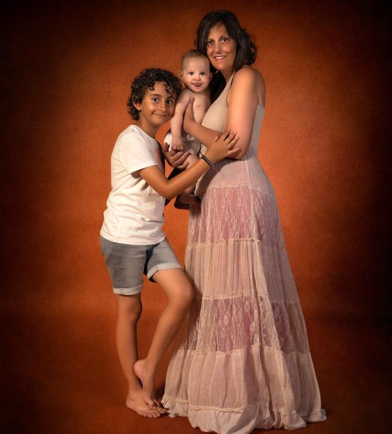 Fotografía familiar natural · sesión en estudio o exterior con niños, hermanos y padres