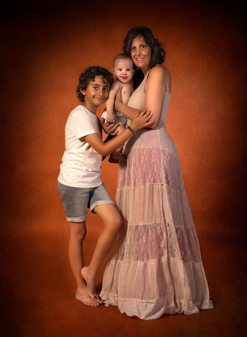 Fotografía familiar natural · sesión en estudio o exterior con niños, hermanos y padres