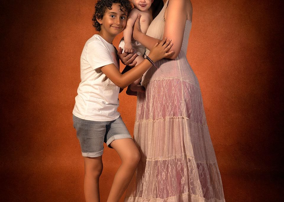 Fotografía familiar natural · sesión en estudio o exterior con niños, hermanos y padres
