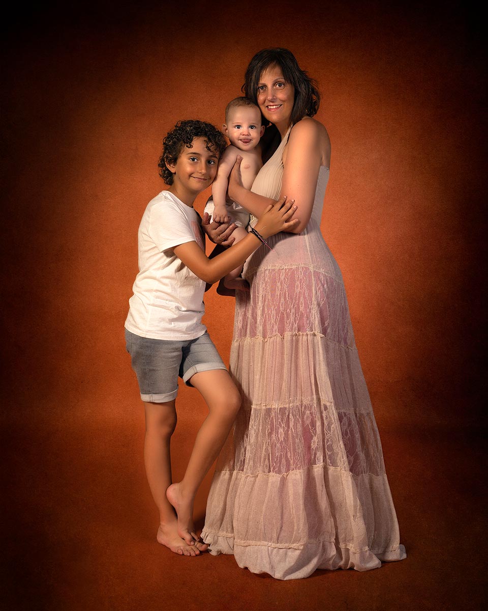 Fotografía familiar natural · sesión en estudio o exterior con niños, hermanos y padres