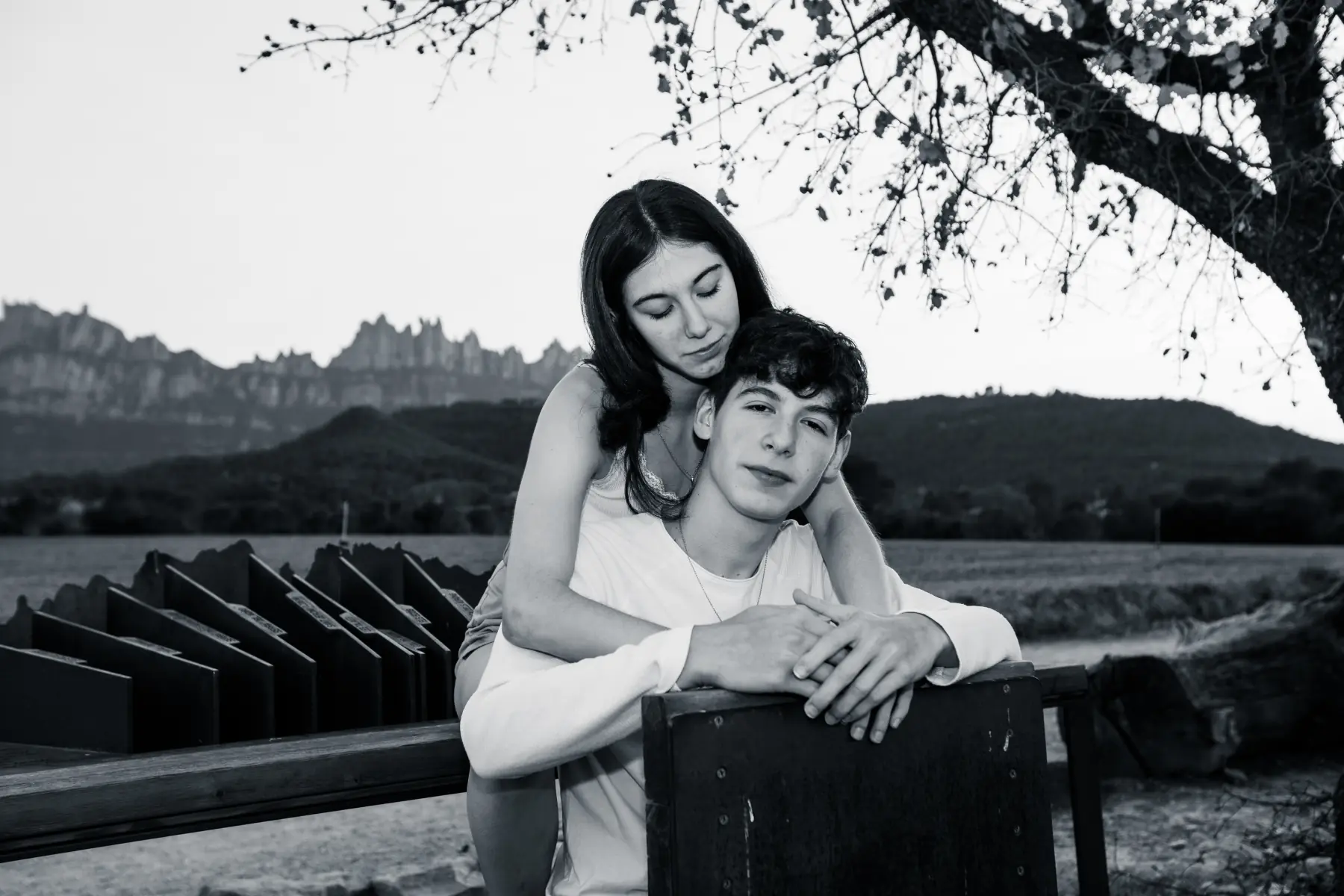 Reportaje en exterior de pareja joven Iker y Sara