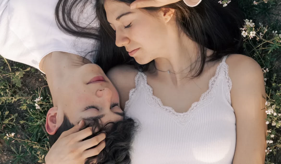 Reportaje en exterior de pareja joven Iker y Sara