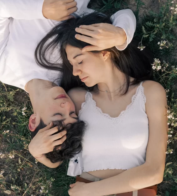 Reportaje en exterior de pareja joven Iker y Sara