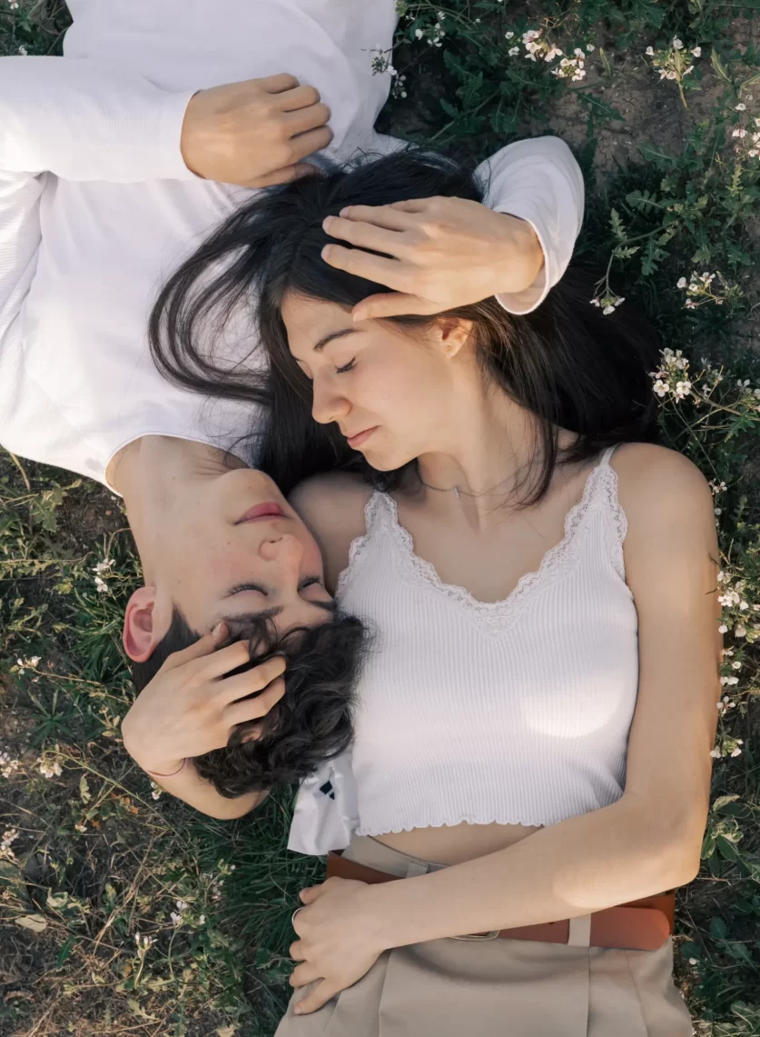 Reportaje en exterior de pareja joven Iker y Sara