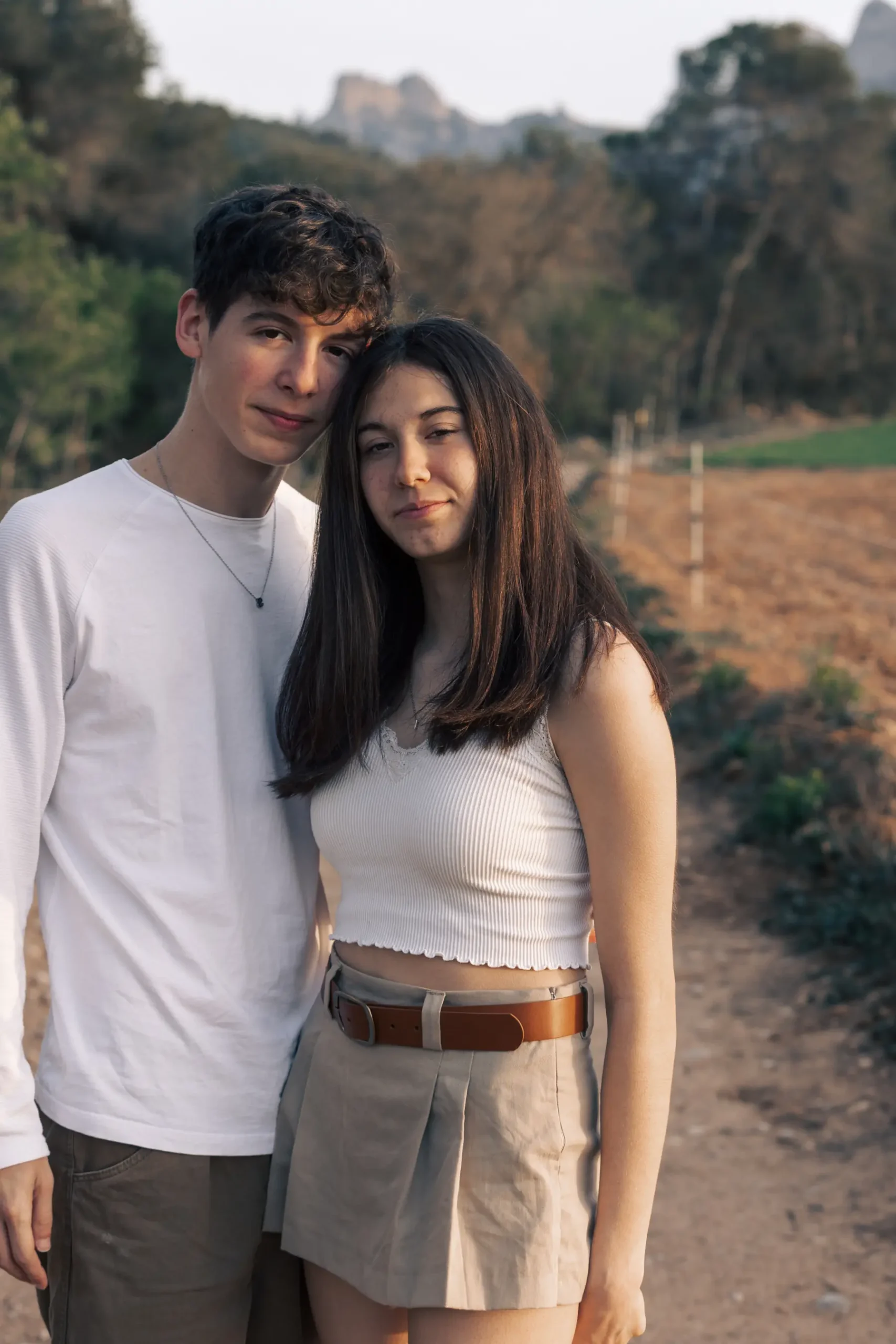Reportaje en exterior de pareja joven Iker y Sara