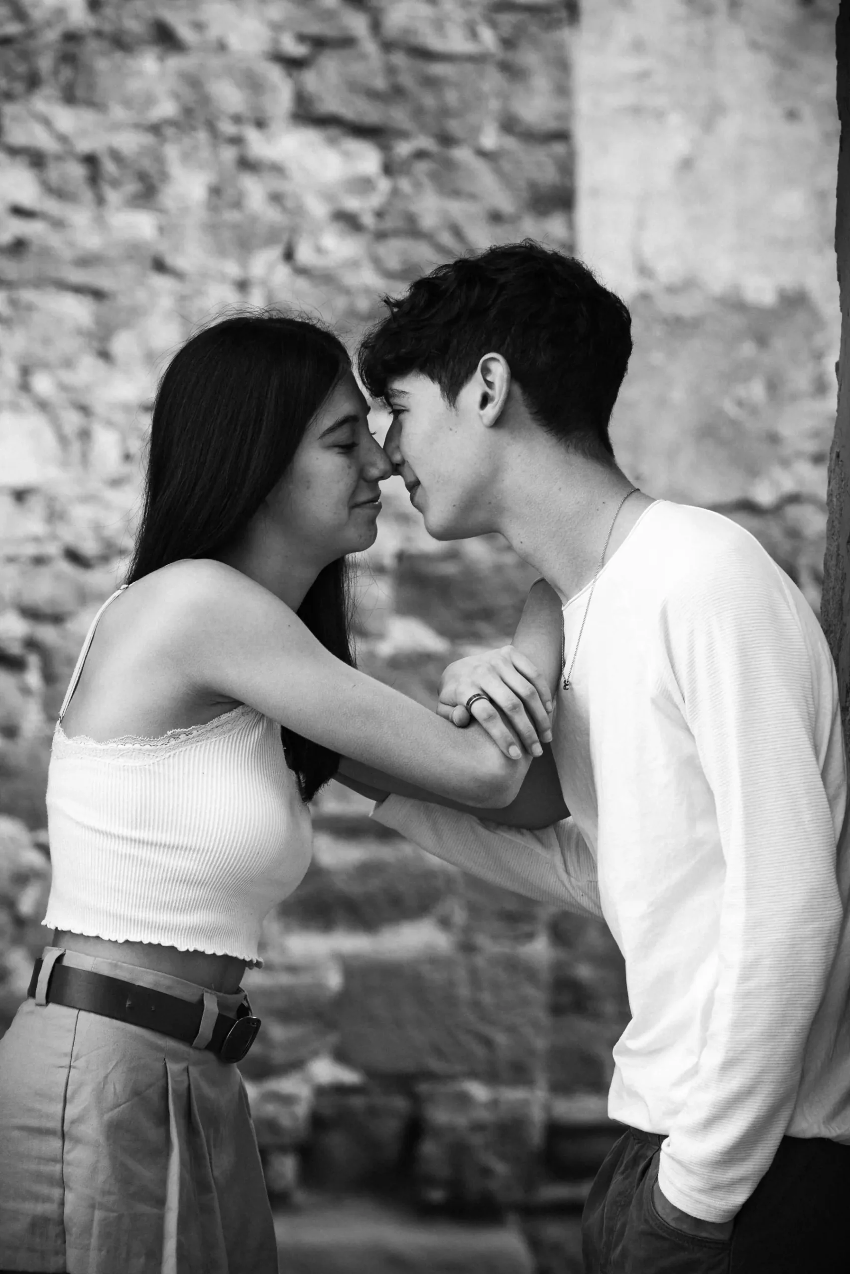 Reportaje en exterior de pareja joven Iker y Sara