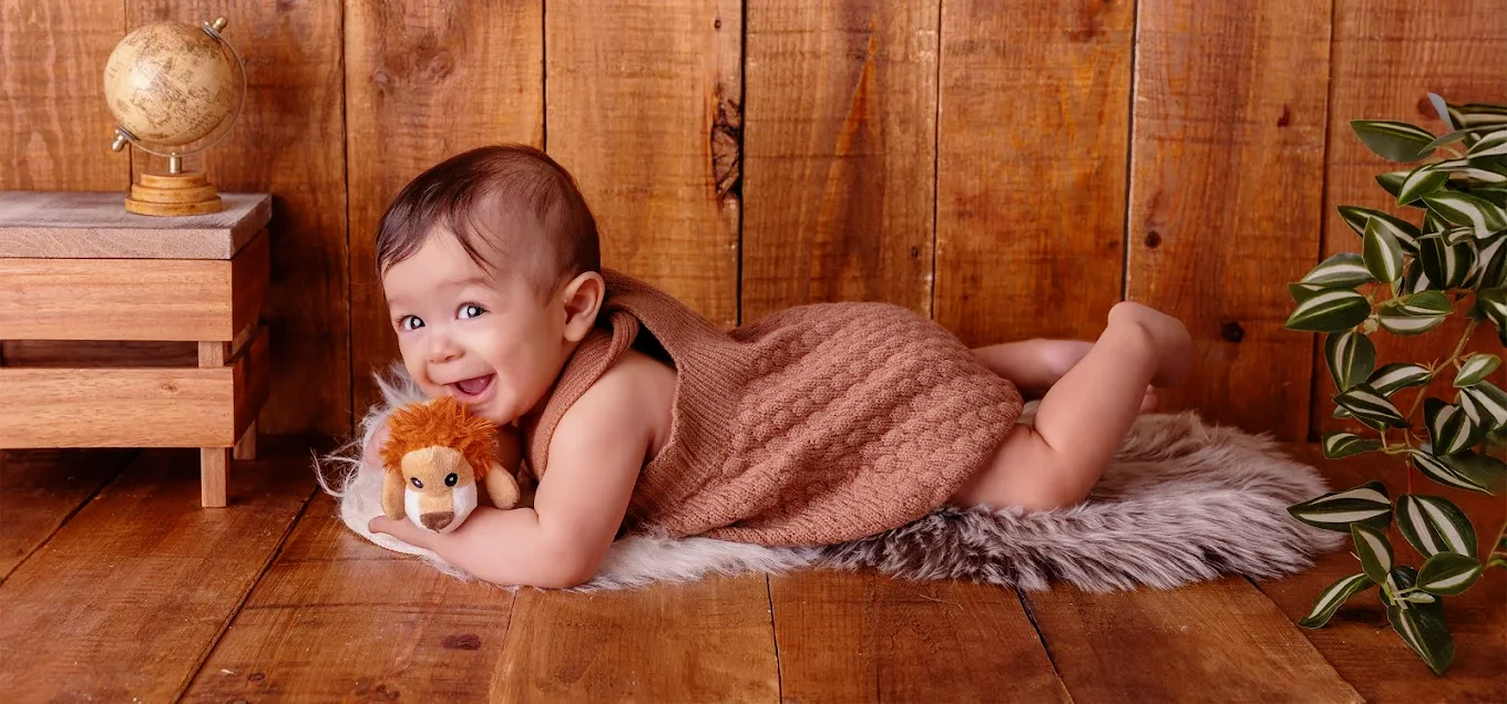 Sesión de fotografía infantil en estudio · niños jugando y posando de forma natural