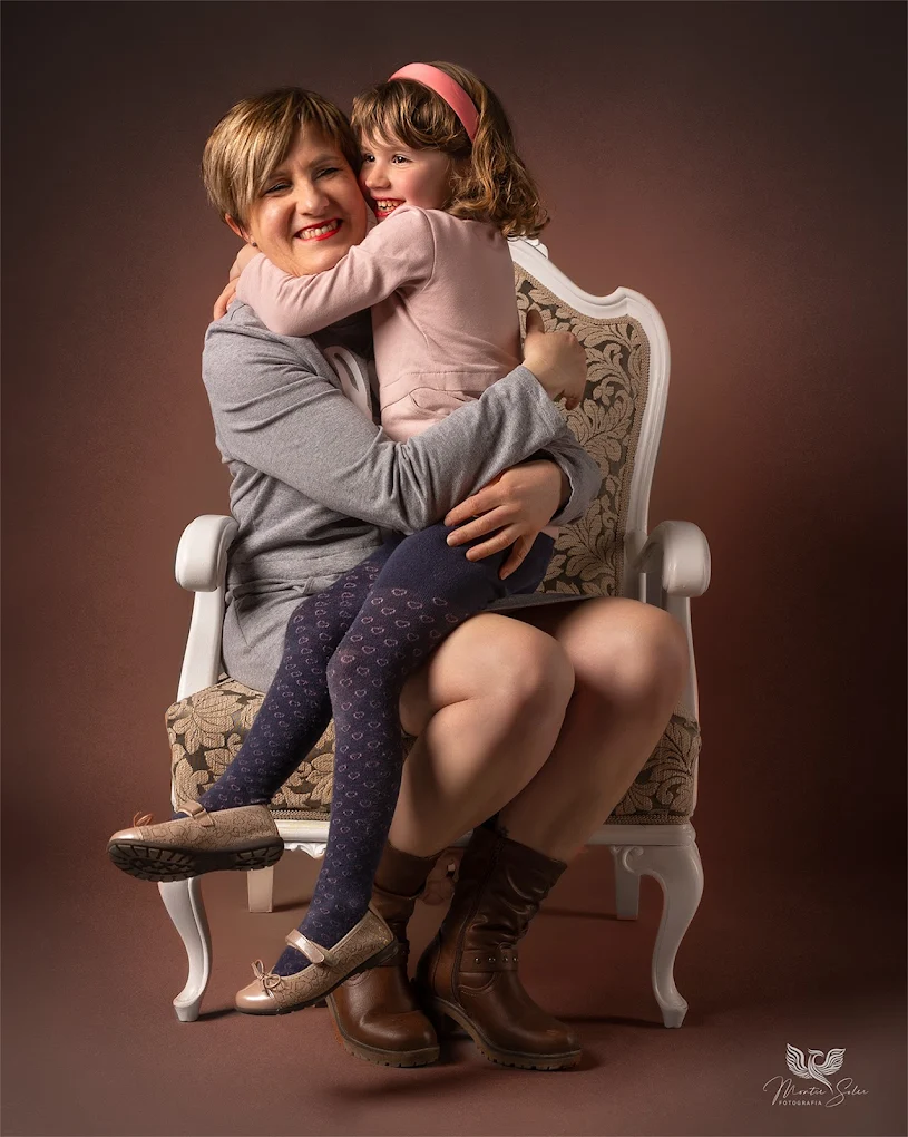 Sesión de fotografía infantil en estudio · niños jugando y posando de forma natural