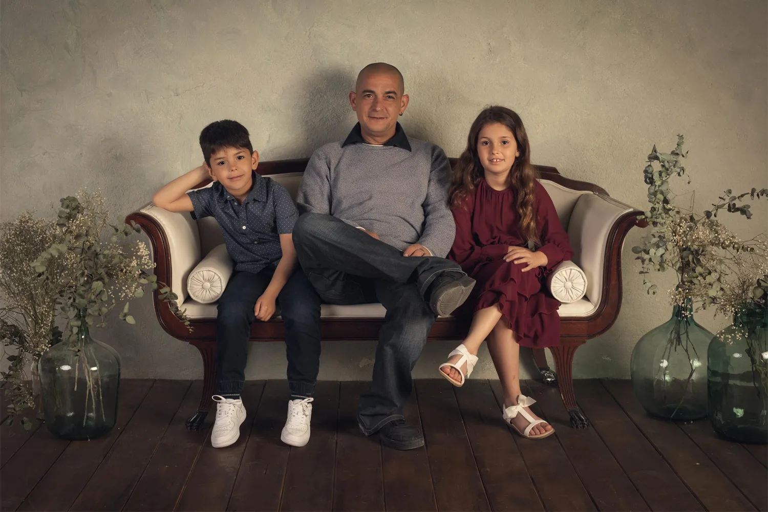 Sesión de fotografía infantil en estudio · niños jugando y posando de forma natural